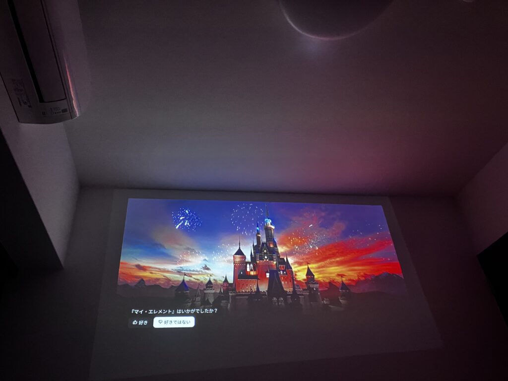 Aladdin X2 plusを使うと6畳で70inchの映像が見れることがわかる写真。